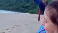 STVORENJE NALIK DINOSAURUSU OČI U OČI SA ŽENOM Ima kandže nalik na bodeže, može da ubije! (VIDEO)