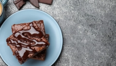 ČOKOLADNI KOLAČ SA DŽEMOM I LEŠNICIMA Sočan i mekan kao pamuk, a ukusa koji priča priče