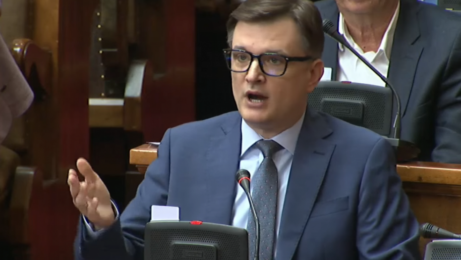 JOVANOV RASTURIO ĐILASA Držite vi četkicu za zube blizu sebe - nikada se ne zna kada će vam zatrebati!