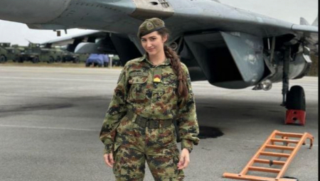 NJOJ JE VOJSKA LAKA KAO PESMICA Olja je pitomac Vojne akademije, studira medicinu, ume  da rasklopi pušku i napravi sklonište u snegu