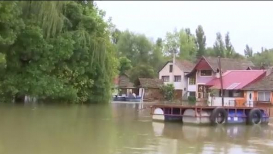 POD VODOM NEBRANJENI DEO U istom danu u Bezdan i Apatin stigao vrh poplavnog talasa (FOTO)