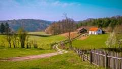 VRHUNSKO IMANJE OD 156 ARI Porodična kuća, bunar, struja – sve za 22.000 evra