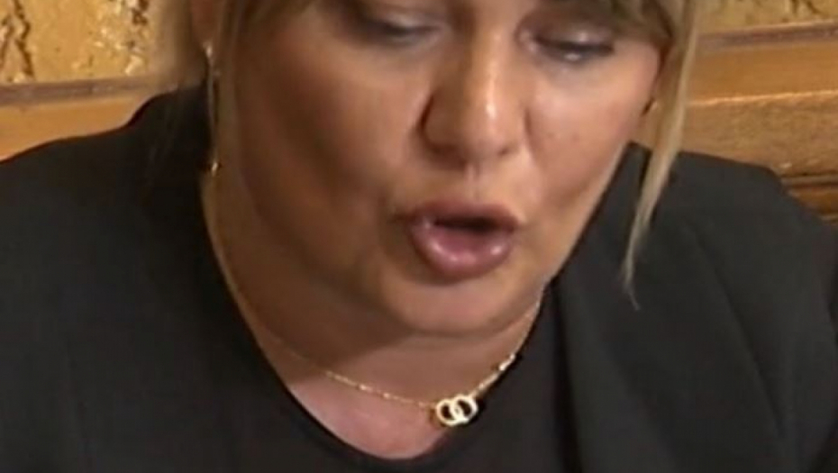 GRUDI NA IZVOLTE Danijela Nestorović u skandaloznom izdanju došla u Skupštinu Srbije (FOTO)