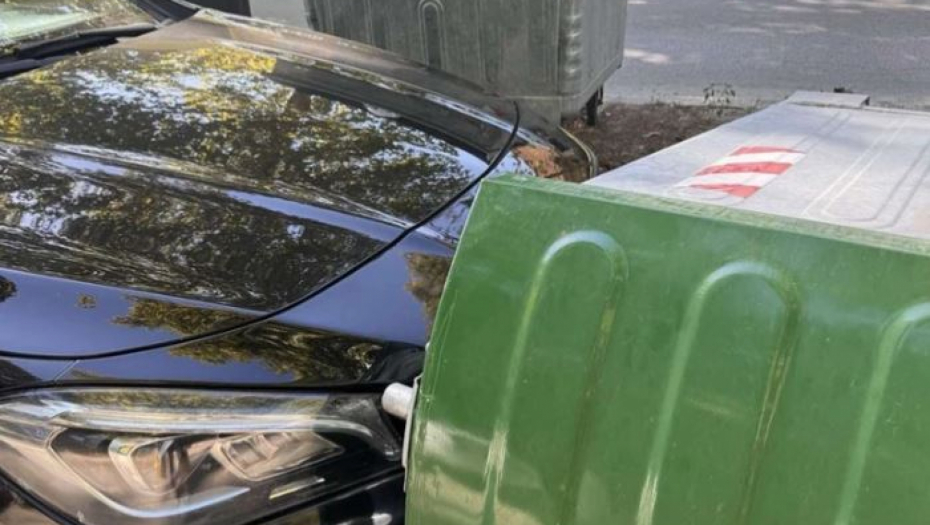 HAOS U KRAGUJEVCU Metalni kontejner pao na besan automobil, vlasnik preti tužbom komunalnom preduzeću (FOTO)