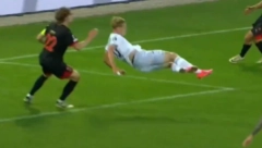 SVET FUDBALA U ČUDU Ima samo 18 godina i postigao je gol sezone (VIDEO)