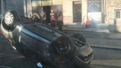 AUTO OD SILINE UDARA ZAVRŠIO NA KROVU! Saobraćajna nesreća na Voždovcu (FOTO)