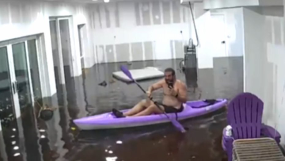 "OVO MI JE PLAN ZA BEKSTVO" Muškarac vesla kroz dnevnu sobu, neverovatan snimak sa Floride (VIDEO)