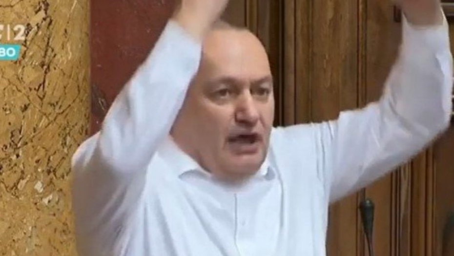 SKANDAL U SKUPŠTINI: Opozicija optužuje vlast da je „sklonila“ iz svojih redova poslanika koji je preminuo!