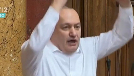 SKANDAL U SKUPŠTINI: Opozicija optužuje vlast da je „sklonila“ iz svojih redova poslanika koji je preminuo!