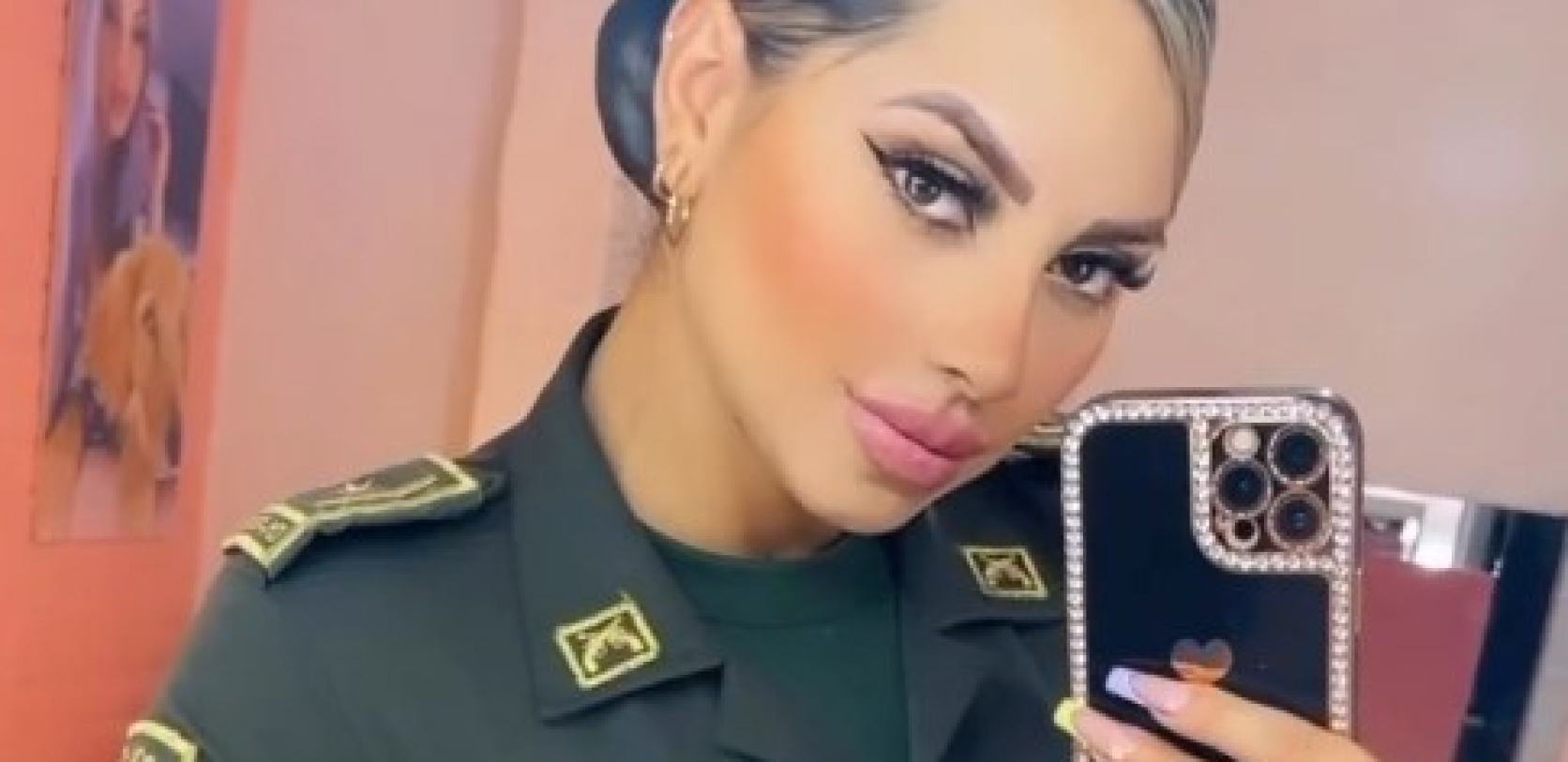 HODA I SIJA Policajka u tesnim pantalonama raspametila publiku: Uhapsi me, molim te!