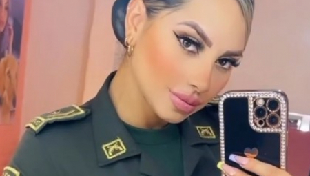 HODA I SIJA Policajka u tesnim pantalonama raspametila publiku: Uhapsi me, molim te!