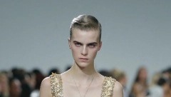 VREDI VRTOGLAVIH 250.000 EVRA Najskuplja torbica na svetu prošetala pistom u Parizu, sve je prštalo od luksuza!