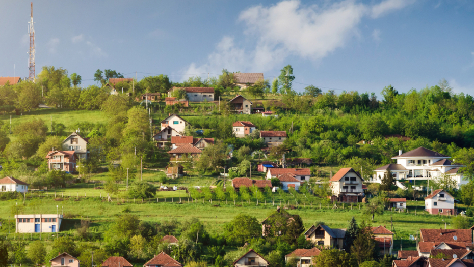 Prodaje 2 nameštene kuće u srpskom selašcu za 36.000 evra, i svi se pitaju: u čemu je caka?