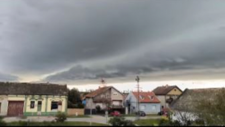 JEZIVO NEVREME POGODILO VOJVODINU! Fotografije iz Vrbasa otkrivaju intenzitet oluje nakon hladnog fronta! (FOTO)
