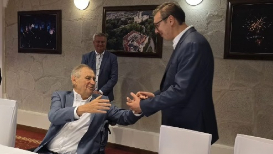 NA MNOGAJA LJETA Predsednik Vučić prisustvovao proslavi rođendana Miloša Zemana (VIDEO)