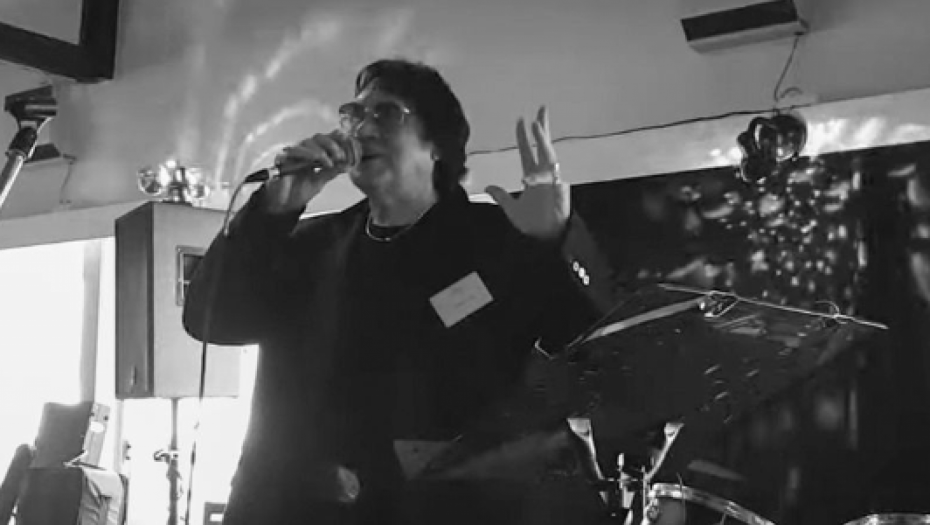 UMRO POZNATI PEVAČ! Izgubio bitku s opakom bolešću