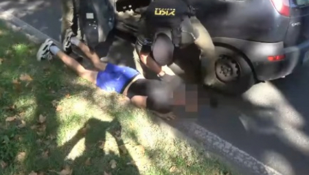 RUKE GORE, LEZI DOLE, BRZO! Objavljena filmska akcija hapšenja osumnjičenog pljačkaša sa Zvezdare (VIDEO)