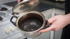 ZAGORELA ŠERPA ĆE PONOVO ZABLISTATI Crno dno ćete očistiti kao od šale pomoću sastojaka iz kuhinje, žica nije potrebna!