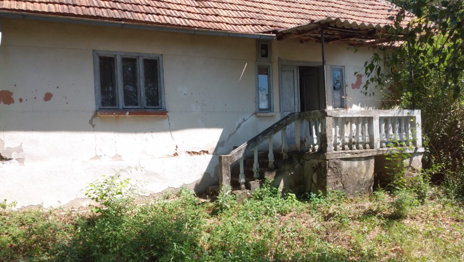 SAŠA PRODAJE KUĆU OD 68 KVADRATA I 11 ARI PLACA ZA 8.000 EVRA Cela Srbija gleda ovaj oglas, ispod svake cene je