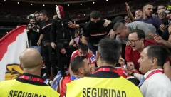 ODVRATNO - BRUKA I SRAMOTA U MADRIDU Navijači Atletika gađali golmana Reala, derbi ostao u senci skandala (VIDEO)