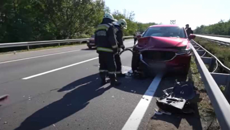 SRPSKI JUTJUBERI DOŽIVELI STRAVIČNU SAOBRAĆAJNU NEZGODU Auto zgužvan, vatrogasci hitno izašli reagovali, evo u kom su stanju!