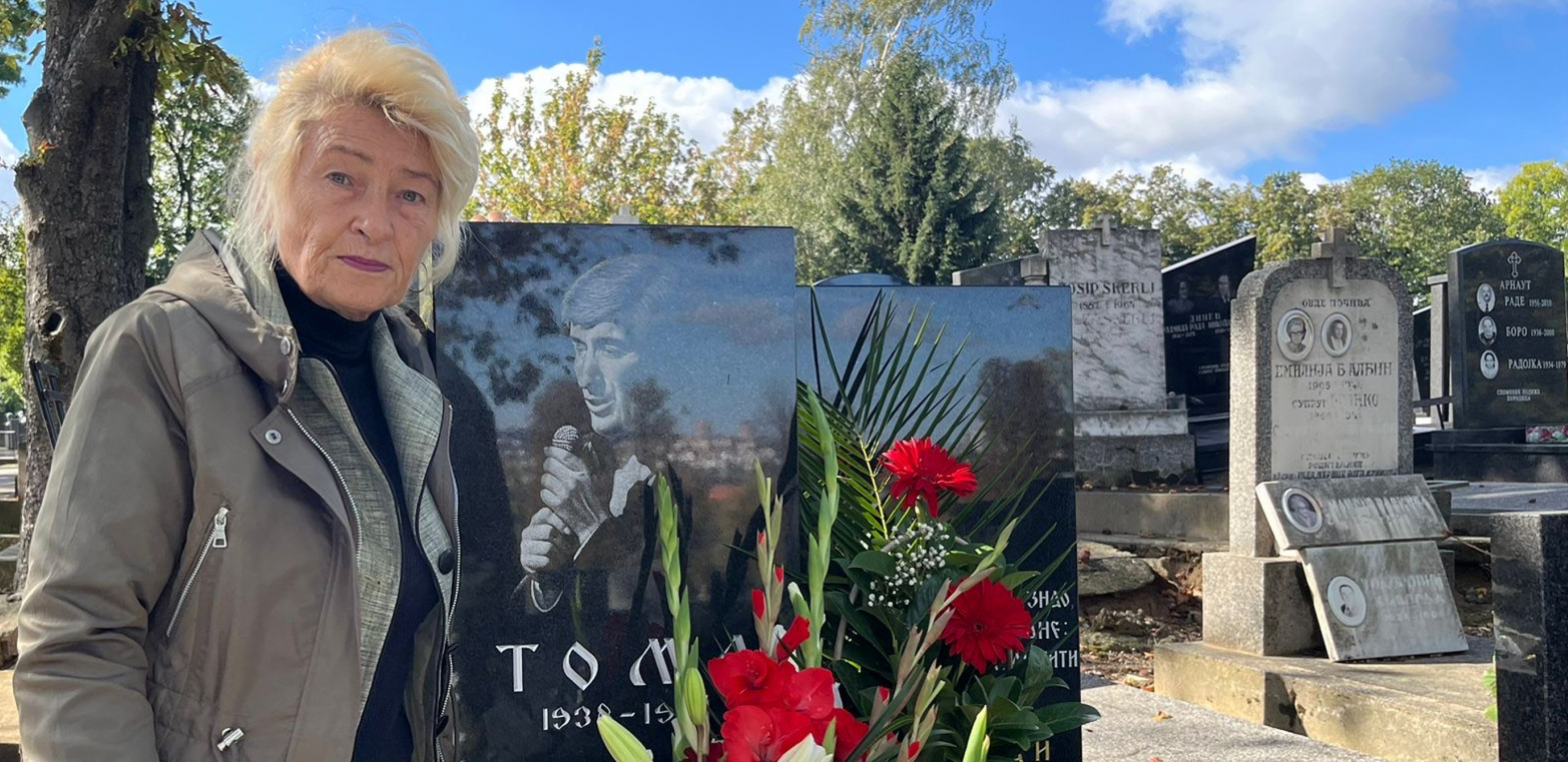 NIKO SA ESTRADE SE NIJE POJAVIO NA POMEN TOMI ZDRAVKOVIĆU Očajna udovica sama na groblju: Svi su ga zaboravili!