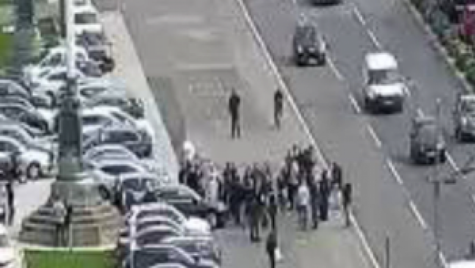 NOVI DEBAKL OPOZICIJE Više ljudi se skupi pred prodavnicom za pivo nego što oni skupe pristalica ispred Skupštine