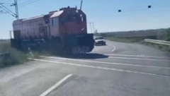 JEZIVA SCENA U KUZMINU! Rampa podignuta, a voz prolazi - a vozač jedva IZBEGAO SMRT!