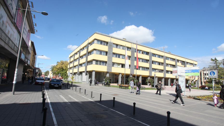 "PREDSTAVLJA SE KAO PROMOTERKA, AKO JE VIDITE, ZOVITE POLICIJU" Celo Kraljevo na nogama zbog prevarantkinje koja im ulazi u kuće