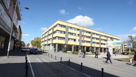 "PREDSTAVLJA SE KAO PROMOTERKA, AKO JE VIDITE, ZOVITE POLICIJU" Celo Kraljevo na nogama zbog prevarantkinje koja im ulazi u kuće