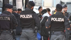 JASNA PORUKA POLICIJE Pogledajte kako Italijani "rasteruju" Srbe (FOTO)