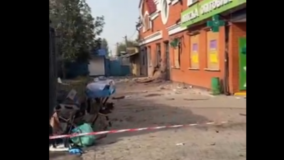 RUSI NAPALI HERSON, POGOĐENA PIJACA! Mrtvi padali kao domine na autobuskoj stanici, udar u vreme minuta ćutanja za ubijene ukrajinske vojnike! (VIDEO)
