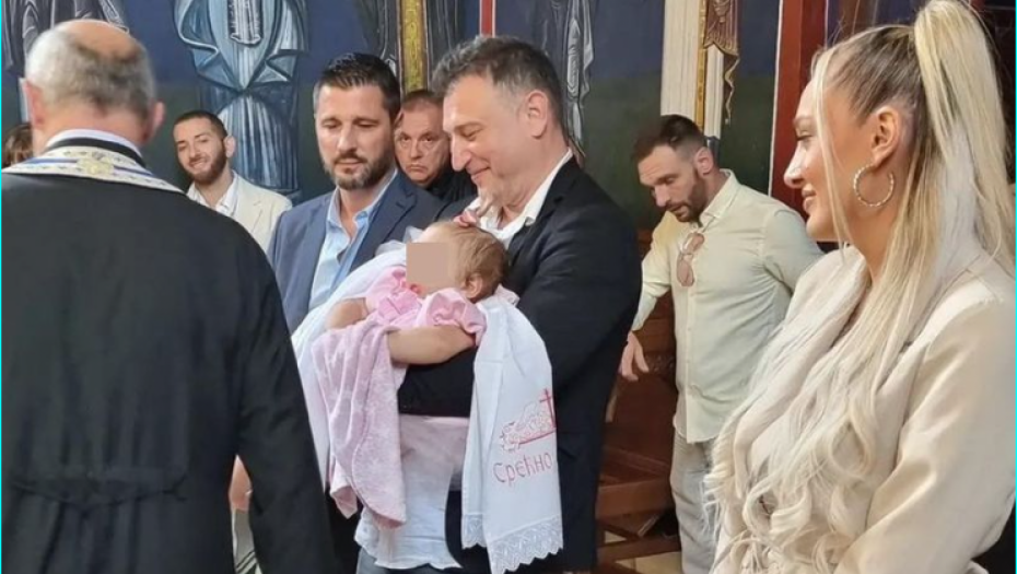 ON JE KRSTIO ĆERKU LUNE I MARKA Bio je u braku sa poznatom voditeljkom, nakon razvoda nestao iz javnosti!
