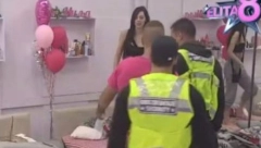 GAĐA GA ŠOLJOM, DIVLJA PO BELOJ KUĆI! Skandal u Eliti, takmičarka van sebe: Budaletino bolesna, polomiću vas!