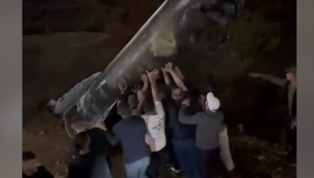 PALESTINCI SLAVE NAPAD IRANA NA IZRAEL! Okupili se pored iranske rakete (VIDEO)