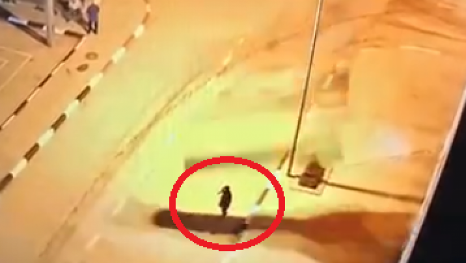 (UZNEMIRUJUĆI VIDEO) RAKETA PALA NA ČOVEKA! Nije mu bilo spasa