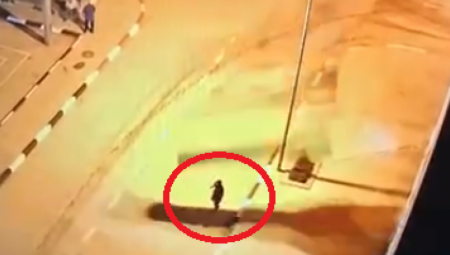 (UZNEMIRUJUĆI VIDEO) RAKETA PALA NA ČOVEKA! Nije mu bilo spasa