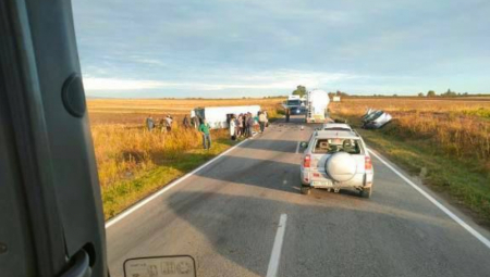 TRAGEDIJA! U UDESU ĐAČKOG AUTOBUSA I AUTOMOBILA IMA MRTVIH Horor scena na putu između Inđije i Novog Sada (FOTO/VIDEO)