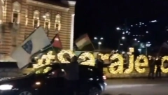 DELIRIJUM U SARAJEVU Islamisti slave napad Irana na Izrael, razvili zastave Palestine i BiH (VIDEO)