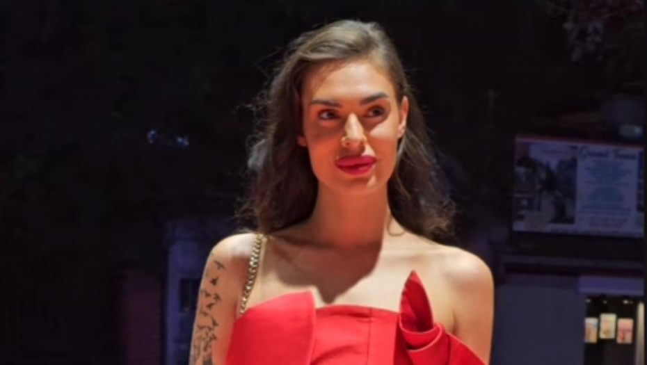 ''KAKVA SU OVO LEĐA'' Haljina Mine Vrbaški otkrila više nego što bi trebalo, svi komentarišu njenu pozadinu
