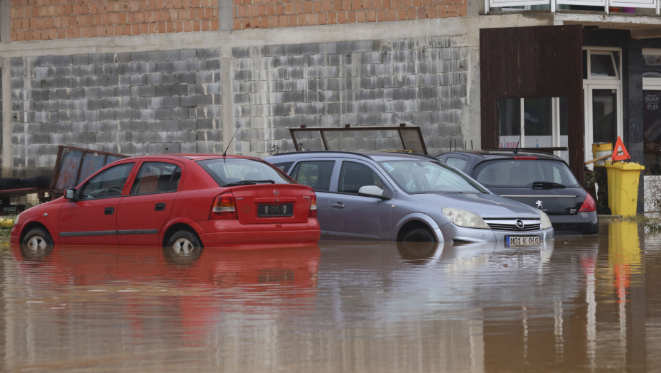 NAJMANJE 14 OSOBA POGINULO U POPLAVAMA Kuće se nalaze pod vodom, bujica nosi sve pred sobom (FOTO/VIDEO)
