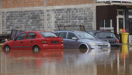 NAJMANJE 14 OSOBA POGINULO U POPLAVAMA Kuće se nalaze pod vodom, bujica nosi sve pred sobom (FOTO/VIDEO)