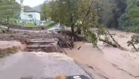 OTAC I SIN SPASILI 10 LJUDI IZ POPLAVA A ONDA JE BUJICA ODNELA SINA Nezapamćena tragedija tokom katastrofalnih poplava u BiH