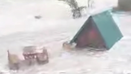 VODOPAD SKAKAVICA ODSEKAO PRILAZ SELU: Voda nosi pomoćne objekte, hranu, drva… (VIDEO)