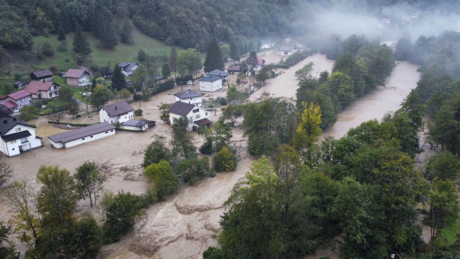 STRAVIČNE POPLAVE U BOSNI Najmanje 20 mrtvih, bujice nose sve pred sobom