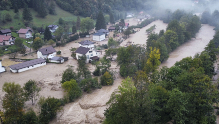 STRAVIČNE POPLAVE U BOSNI Najmanje 20 mrtvih, bujice nose sve pred sobom