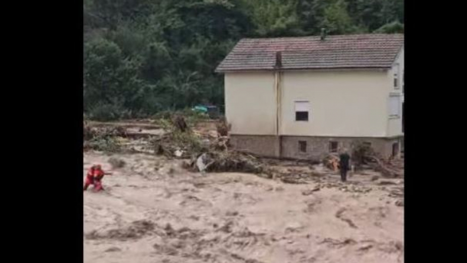 DRAMATIČAN SNIMAK SPASAVANJA ČOVEKA U BUTURIĆ POLJU: Bujica sve nosi, jezivi prizori (VIDEO)