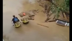 "NE PLAČI, BOLAN"! Snimak spasavanja deteta u BiH ledi krv u žilama! Deku prenosili u buretu, zvuk bujice je JEZIV (VIDEO)
