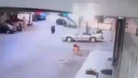 ŽENA PROLAZI NA MOTORU, A ONDA CELA ULICA NESTAJE Procureo snimak poslednjeg trenutka (VIDEO)