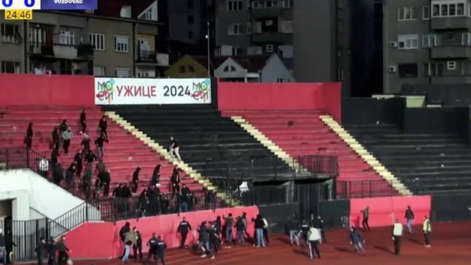 OPŠTI HAOS U UŽICU Utakmica Prve lige Srbije prekinuta zbog tuče navijača sa policijom (VIDEO)